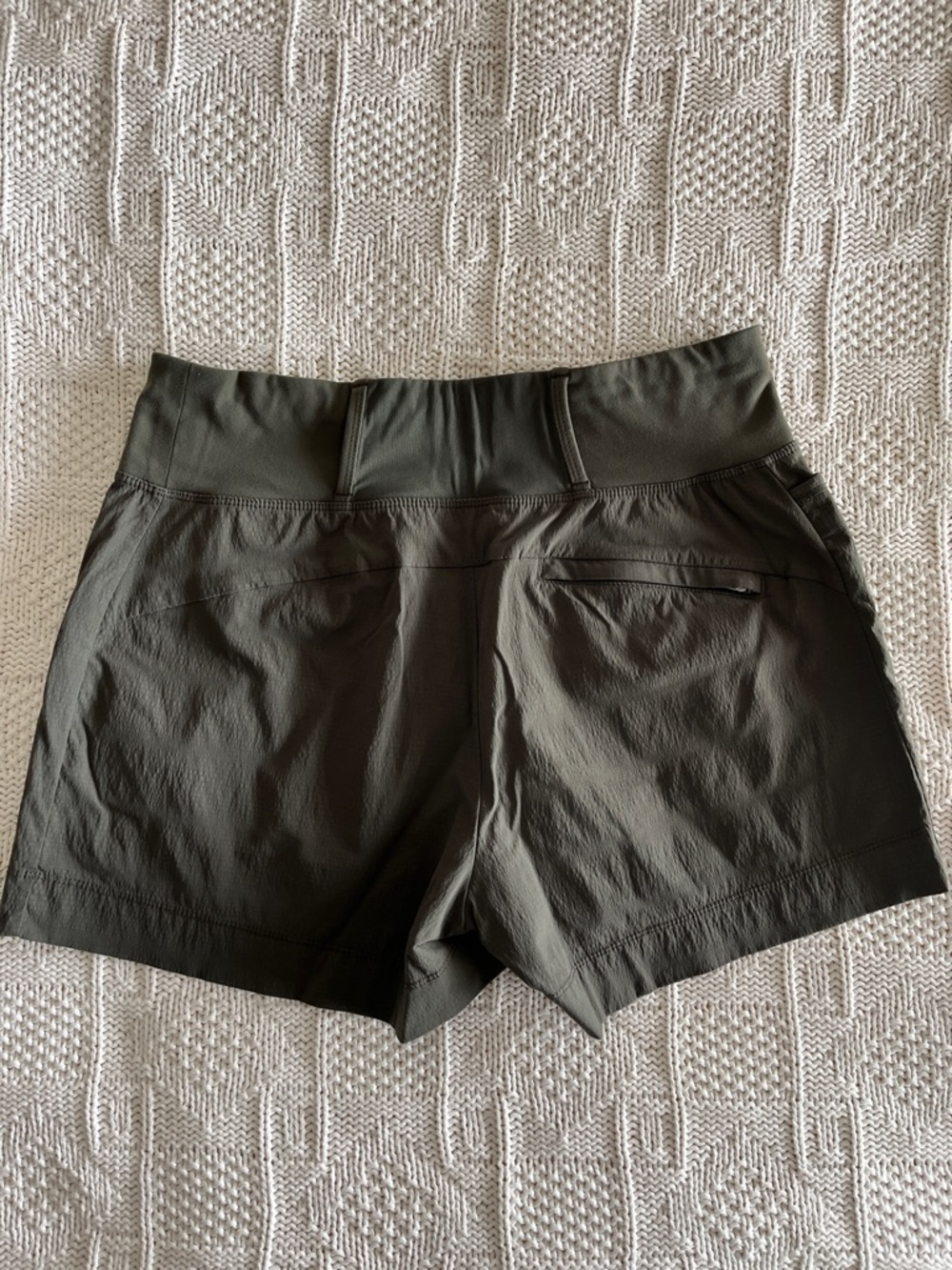 Athleta Trekkie North Mid Rise 3.5" Short in Olive Green Sz 8 - Picture 12 of 14